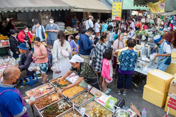 Tayland 'ın Phitsanulok şehrinde sabah pazarında taze Tayland yemeği. Tayland, Phitsanulok, 30 Kasım 2024.