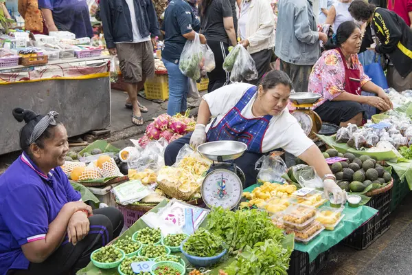 Tayland 'ın Phitsanulok kentindeki Sebze ve Meyve Pazarı' ndaki insanlar. Tayland, Phitsanulok, 30 Kasım 2024.