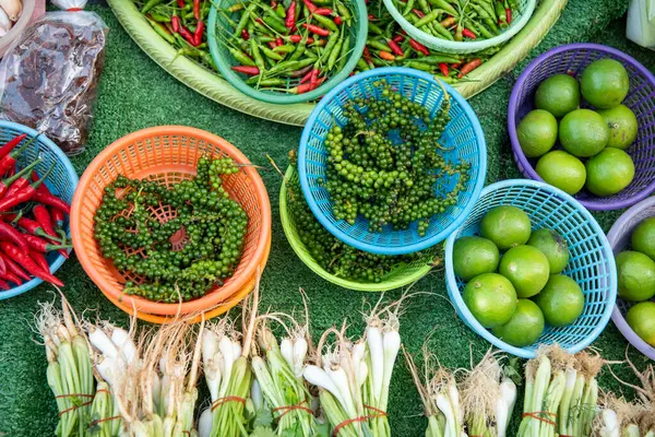 Tayland 'ın Phitsanulok şehrinde sabah pazarında Pepper ve Sebze ve Meyve Pazarı. Tayland, Phitsanulok, 30 Kasım 2024.