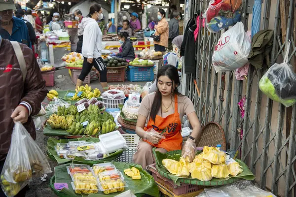 Tayland 'ın Phitsanulok kentindeki Sebze ve Meyve Pazarı' ndaki insanlar. Tayland, Phitsanulok, 30 Kasım 2024.