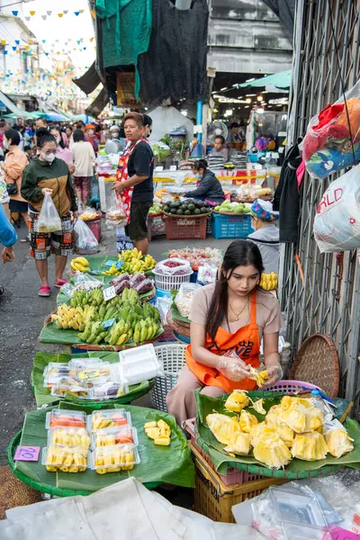 Tayland 'ın Phitsanulok kentindeki Sebze ve Meyve Pazarı' ndaki insanlar. Tayland, Phitsanulok, 30 Kasım 2024.