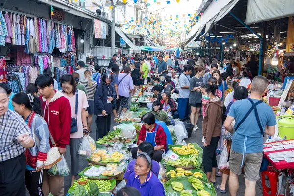 Tayland 'ın Phitsanulok kentindeki Sebze ve Meyve Pazarı' ndaki insanlar. Tayland, Phitsanulok, 30 Kasım 2024.