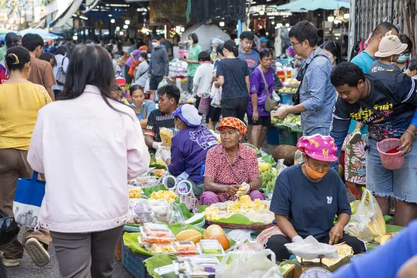 Tayland 'ın Phitsanulok kentindeki Sebze ve Meyve Pazarı' ndaki insanlar. Tayland, Phitsanulok, 30 Kasım 2024.