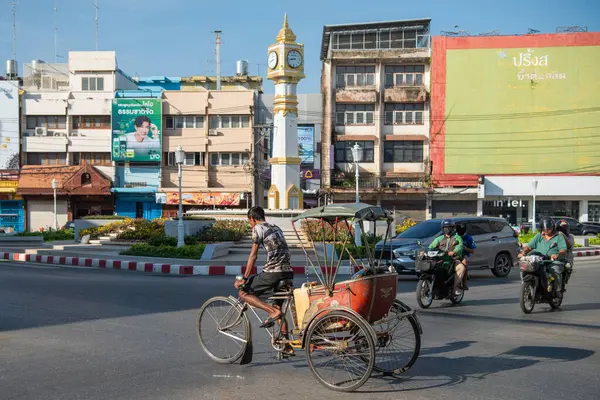 Tayland 'ın kuzeyindeki Phitsanulok ilindeki Saat Kulesi. Tayland, Phitsanulok, 30 Kasım 2024.