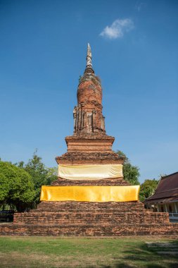 Şehir ve Tayland 'ın Phitsanulok ilindeki Wat Chedi Yod tangası harabeleri. Tayland, Phitsanulok, 30 Kasım 2024.