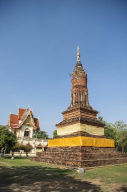 Şehir ve Tayland 'ın Phitsanulok ilindeki Wat Chedi Yod tangası harabeleri. Tayland, Phitsanulok, 30 Kasım 2024.