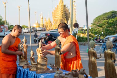 Keşiş, cumartesi günü şehir ve Tayland 'daki Phitsanulok şehrindeki Walking Street Market' te. Tayland, Phitsanulok, 30 Kasım 2024.