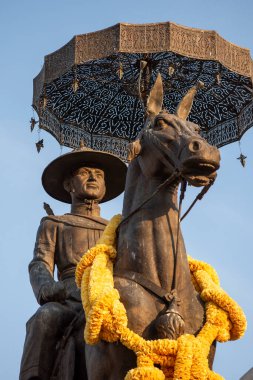 Tayland 'ın Phitsanulok şehrindeki Kral Naresuan anıtı ve heykeli. Tayland, Phitsanulok, 30 Kasım 2024.