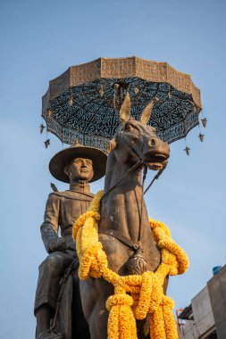 Tayland 'ın Phitsanulok şehrindeki Kral Naresuan anıtı ve heykeli. Tayland, Phitsanulok, 30 Kasım 2024.