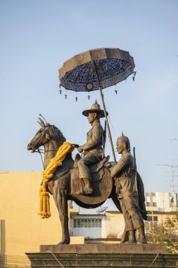 Tayland 'ın Phitsanulok şehrindeki Kral Naresuan anıtı ve heykeli. Tayland, Phitsanulok, 30 Kasım 2024.