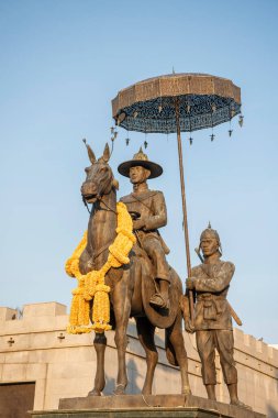 Tayland 'ın Phitsanulok şehrindeki Kral Naresuan anıtı ve heykeli. Tayland, Phitsanulok, 30 Kasım 2024.