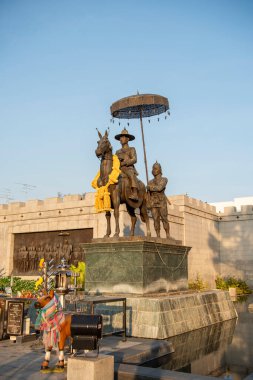 Tayland 'ın Phitsanulok şehrindeki Kral Naresuan anıtı ve heykeli. Tayland, Phitsanulok, 30 Kasım 2024.