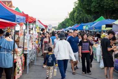 Şehir ve Tayland 'ın Phitsanulok ilindeki Walking Street Market' te insanlar var. Tayland, Phitsanulok, 30 Kasım 2024.