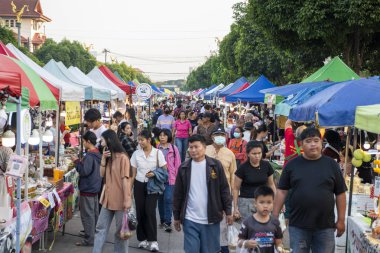 Şehir ve Tayland 'ın Phitsanulok ilindeki Walking Street Market' te insanlar var. Tayland, Phitsanulok, 30 Kasım 2024.