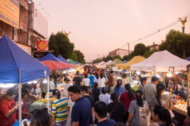Şehir ve Tayland 'ın Phitsanulok ilindeki Walking Street Market' te insanlar var. Tayland, Phitsanulok, 30 Kasım 2024.