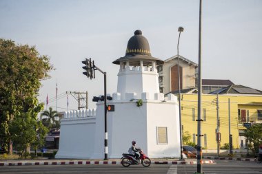 Tayland 'ın Phitsanulok şehrindeki tarihi şehir duvarı ve kalesi. Tayland, Phitsanulok, 1 Aralık 2024.