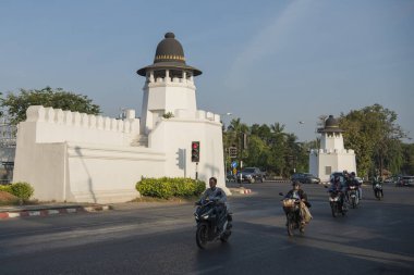 Tayland 'ın Phitsanulok şehrindeki tarihi şehir duvarı ve kalesi. Tayland, Phitsanulok, 1 Aralık 2024.
