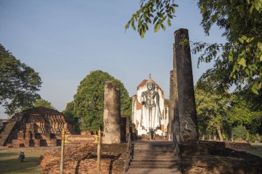 Tayland 'da Chandra Sarayı ve Phitsanulok ilinin yanındaki Wat Wihan Thong tarihi kalıntıları. Tayland, Phitsanulok, 1 Aralık 2024.