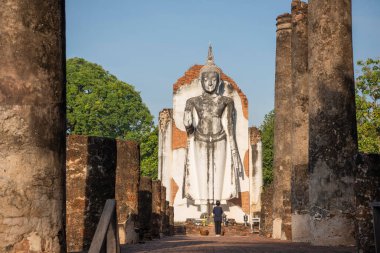 Tayland 'da Chandra Sarayı ve Phitsanulok ilinin yanındaki Wat Wihan Thong tarihi kalıntıları. Tayland, Phitsanulok, 1 Aralık 2024.