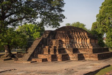 Tayland 'da Chandra Sarayı ve Phitsanulok ilinin yanındaki Wat Wihan Thong tarihi kalıntıları. Tayland, Phitsanulok, 1 Aralık 2024.