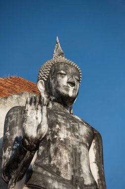 Tayland 'da Chandra Sarayı ve Phitsanulok ilinin yanındaki Wat Wihan Thong tarihi kalıntıları. Tayland, Phitsanulok, 1 Aralık 2024.