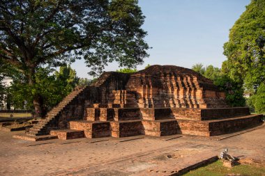 Tayland 'da Chandra Sarayı ve Phitsanulok ilinin yanındaki Wat Wihan Thong tarihi kalıntıları. Tayland, Phitsanulok, 1 Aralık 2024.