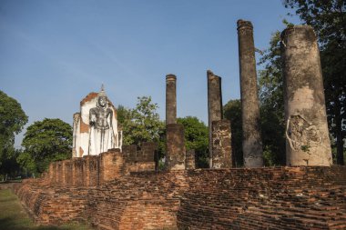 Tayland 'da Chandra Sarayı ve Phitsanulok ilinin yanındaki Wat Wihan Thong tarihi kalıntıları. Tayland, Phitsanulok, 1 Aralık 2024.