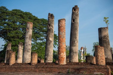 Tayland 'da Chandra Sarayı ve Phitsanulok ilinin yanındaki Wat Wihan Thong tarihi kalıntıları. Tayland, Phitsanulok, 1 Aralık 2024.