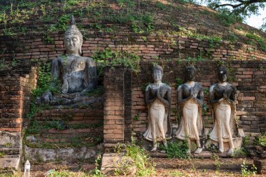 Tayland 'da Chandra Sarayı ve Phitsanulok ilinin yanındaki Wat Wihan Thong tarihi kalıntıları. Tayland, Phitsanulok, 1 Aralık 2024.
