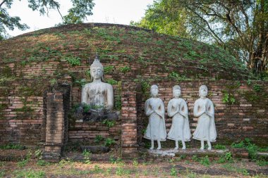 Tayland 'da Chandra Sarayı ve Phitsanulok ilinin yanındaki Wat Wihan Thong tarihi kalıntıları. Tayland, Phitsanulok, 1 Aralık 2024.
