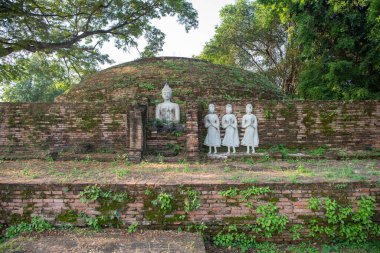 Tayland 'da Chandra Sarayı ve Phitsanulok ilinin yanındaki Wat Wihan Thong tarihi kalıntıları. Tayland, Phitsanulok, 1 Aralık 2024.