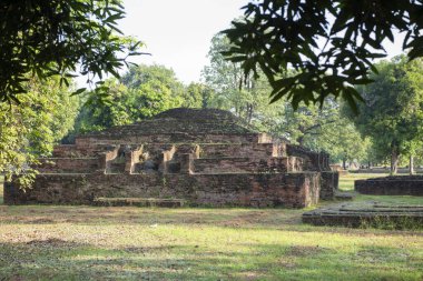 Tayland 'da Chandra Sarayı ve Phitsanulok ilinin yanındaki Wat Wihan Thong tarihi kalıntıları. Tayland, Phitsanulok, 1 Aralık 2024.
