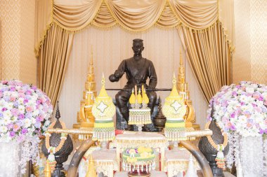 Tayland 'ın Phitsanulok şehrindeki Chan Kraliyet Sarayı Müzesi' nde Kral Naresuan 'ın heykeli. Tayland, Phitsanulok, 1 Aralık 2024.