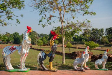 Tayland 'ın Phitsanulok şehrindeki Chan Kraliyet Sarayı Müzesi' nde horoz figürleri. Tayland, Phitsanulok, 1 Aralık 2024.