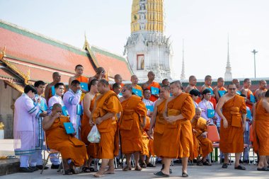 Bir grup keşiş Tayland 'ın Phitsanulok kentindeki Wat Phra Si Rattana Mahathat' ı ziyaret eder. Tayland, Phitsanulok, 1 Aralık 2024.