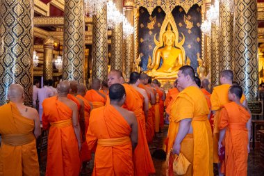 Tayland 'ın Phitsanulok kentindeki Wat Phra Si Rattana Mahathat' daki rahipler. Tayland, Phitsanulok, 1 Aralık 2024.