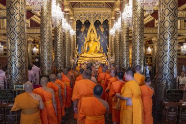 Tayland 'ın Phitsanulok kentindeki Wat Phra Si Rattana Mahathat' daki rahipler. Tayland, Phitsanulok, 1 Aralık 2024.