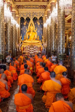Tayland 'ın Phitsanulok kentindeki Wat Phra Si Rattana Mahathat' daki rahipler. Tayland, Phitsanulok, 1 Aralık 2024.