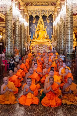Tayland 'ın Phitsanulok kentindeki Wat Phra Si Rattana Mahathat' daki rahipler. Tayland, Phitsanulok, 1 Aralık 2024.