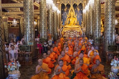 Tayland 'ın Phitsanulok kentindeki Wat Phra Si Rattana Mahathat' daki rahipler. Tayland, Phitsanulok, 1 Aralık 2024.