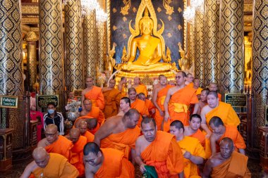 Tayland 'ın Phitsanulok kentindeki Wat Phra Si Rattana Mahathat' daki rahipler. Tayland, Phitsanulok, 1 Aralık 2024.