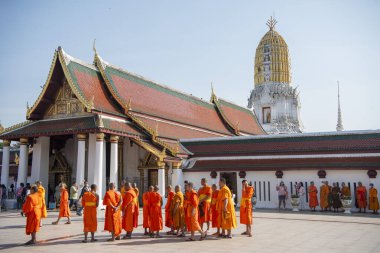 Bir grup keşiş Tayland 'ın Phitsanulok kentindeki Wat Phra Si Rattana Mahathat' ı ziyaret eder. Tayland, Phitsanulok, 1 Aralık 2024.