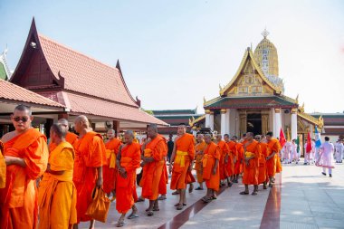 Bir grup keşiş Tayland 'ın Phitsanulok kentindeki Wat Phra Si Rattana Mahathat' ı ziyaret eder. Tayland, Phitsanulok, 1 Aralık 2024.