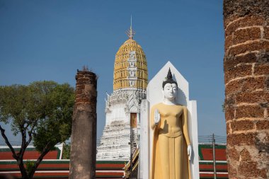 Tayland 'ın Phitsanulok kentindeki Phra Attharos veya Wat Yai kalıntıları. Tayland, Phitsanulok, 1 Aralık 2024.