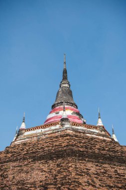 Şehrin kuzeyindeki Wat Ratchaburana Tapınağı 'ndan Chedi ve Tayland' ın kuzeyindeki Phitsanulok. Tayland, Phitsanulok, 1 Aralık 2024.