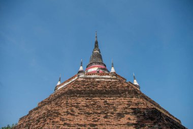 Şehrin kuzeyindeki Wat Ratchaburana Tapınağı 'ndan Chedi ve Tayland' ın kuzeyindeki Phitsanulok. Tayland, Phitsanulok, 1 Aralık 2024.