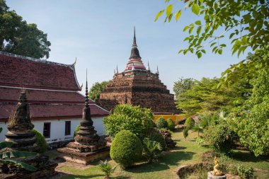 Şehrin kuzeyindeki Wat Ratchaburana Tapınağı 'ndan Chedi ve Tayland' ın kuzeyindeki Phitsanulok. Tayland, Phitsanulok, 1 Aralık 2024.