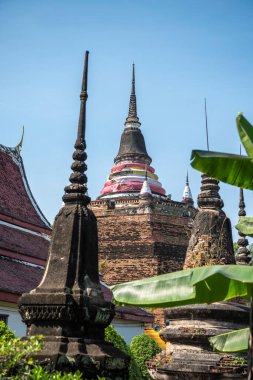Şehrin kuzeyindeki Wat Ratchaburana Tapınağı 'ndan Chedi ve Tayland' ın kuzeyindeki Phitsanulok. Tayland, Phitsanulok, 1 Aralık 2024.