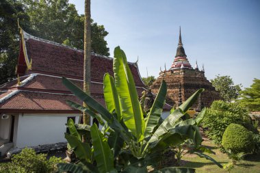 Şehrin kuzeyindeki Wat Ratchaburana Tapınağı 'ndan Chedi ve Tayland' ın kuzeyindeki Phitsanulok. Tayland, Phitsanulok, 1 Aralık 2024.