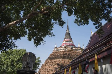 Şehrin kuzeyindeki Wat Ratchaburana Tapınağı 'ndan Chedi ve Tayland' ın kuzeyindeki Phitsanulok. Tayland, Phitsanulok, 1 Aralık 2024.